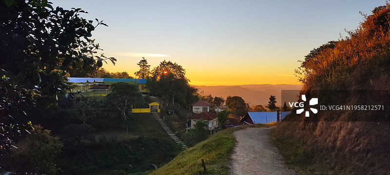 印度米佐拉姆邦Sialsuk村的傍晚景色图片素材