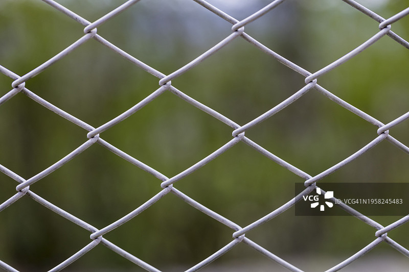 绿色背景下的铁丝网全画幅照片图片素材