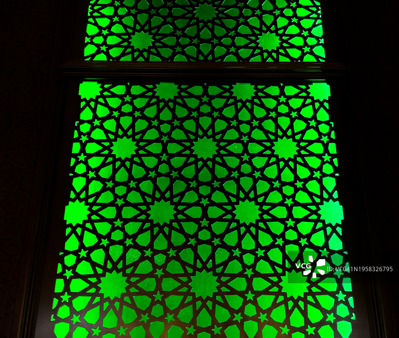 清真寺瓷砖中闪耀的绿光图片素材