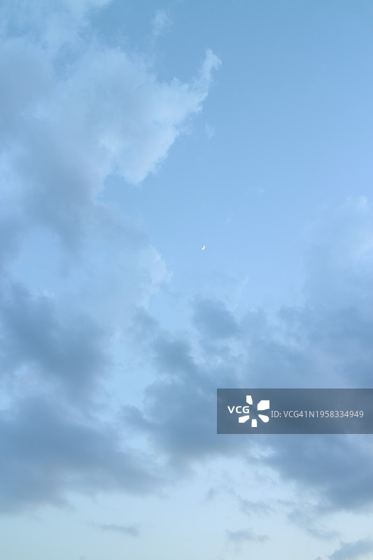 仰视天空图片素材