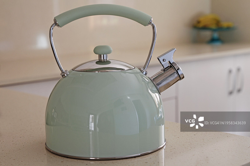 厨房桌上的烧水壶图片素材