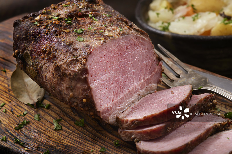 慢炖腌牛肉和卷心菜胸肉图片素材