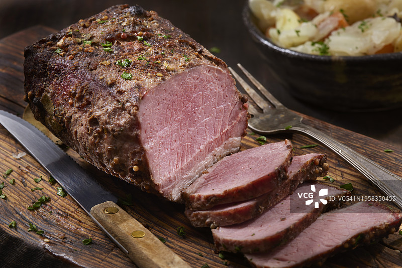 慢炖腌牛肉和卷心菜胸肉图片素材