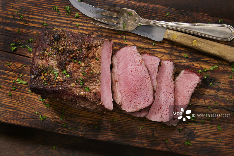 慢炖腌牛肉和卷心菜胸肉图片素材