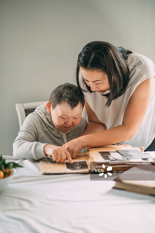 夫妻一起做功课图片素材