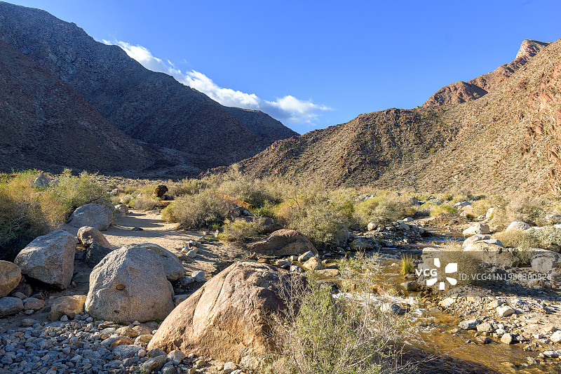 美国加利福尼亚州博雷戈温泉岩石山脉的天空风光图片素材