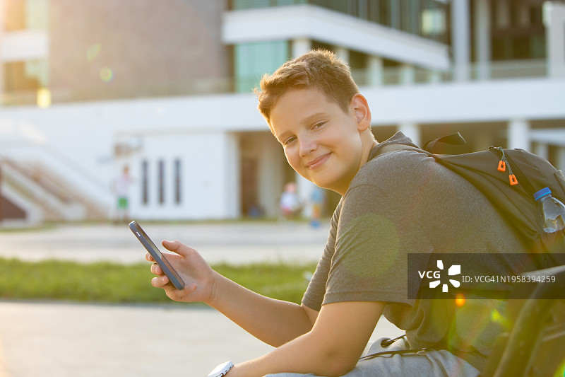 青少年男学生用手机学习图片素材