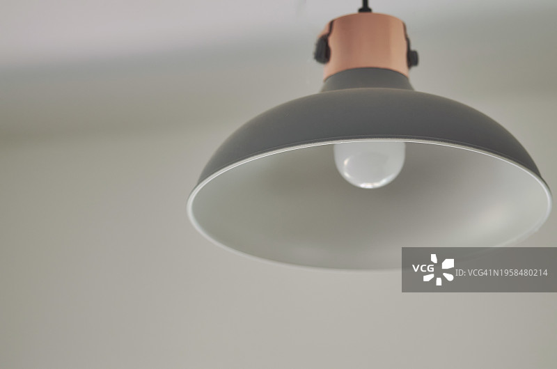 白色天花板上的电灯图片素材