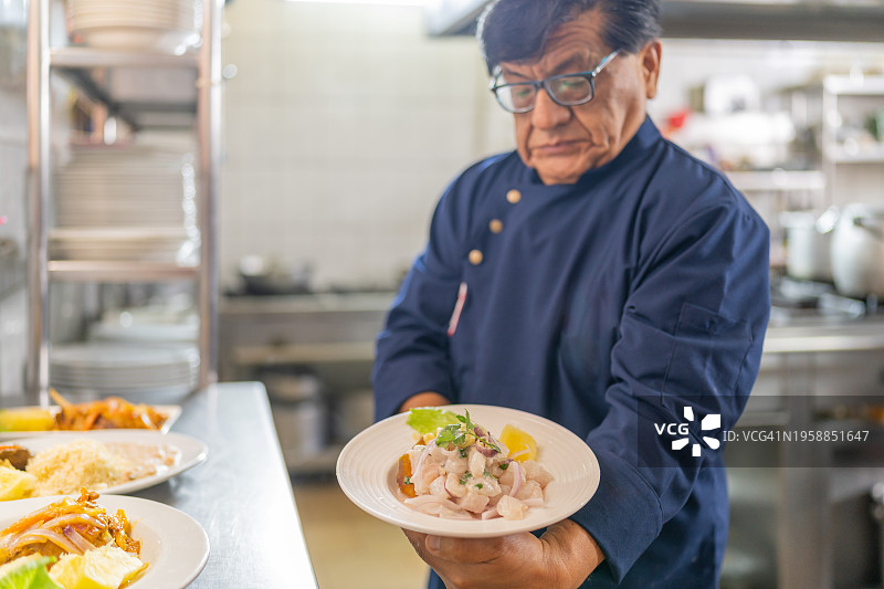 厨师端着他的鲜鱼生 posing图片素材