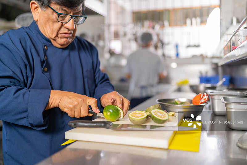 厨师在砧板上切橙子图片素材