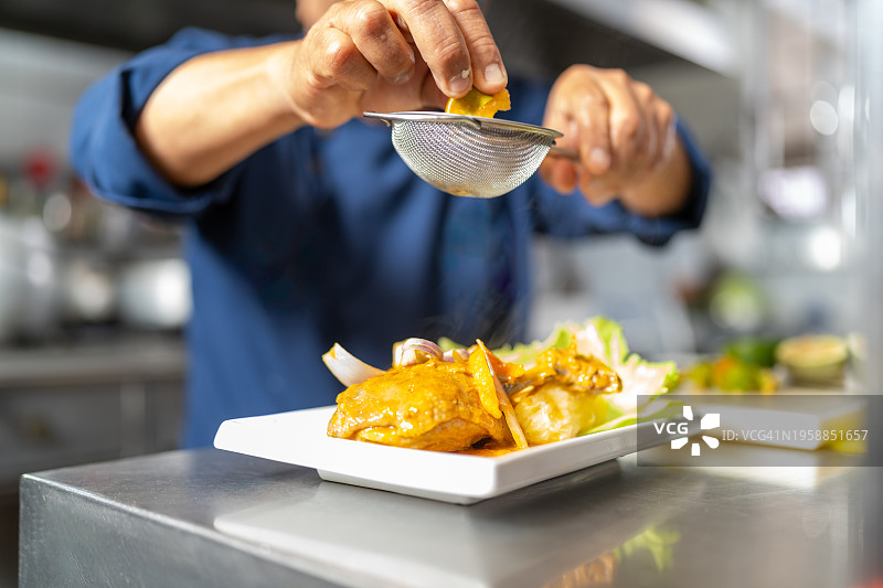 厨师向菜肴中加入柠檬汁图片素材