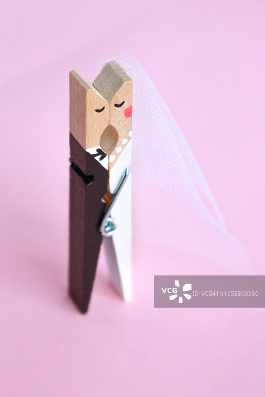 新娘新郎亲吻，可爱婚礼装饰，结婚纪念日图片素材