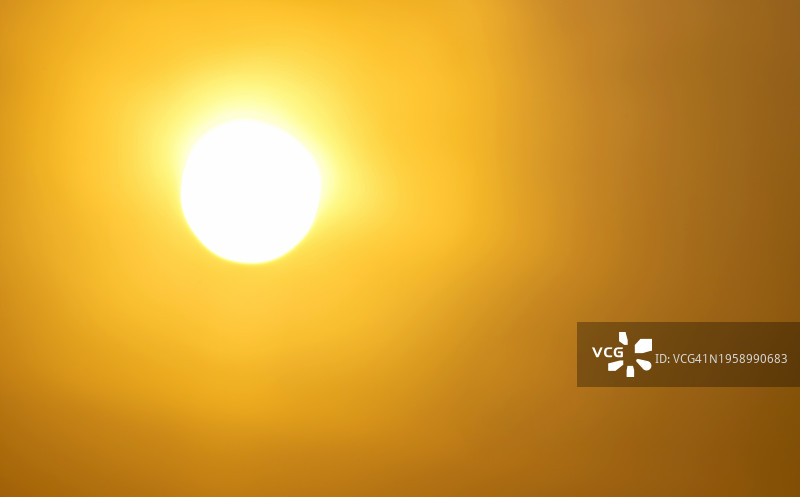 气候危机和灾难性热浪下的太阳、全球变暖、全球沸腾，气候变化，太阳和炎热的热浪图片素材