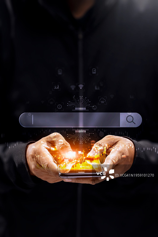 商务人士使用互联网获取信息和浏览信息网络图片素材