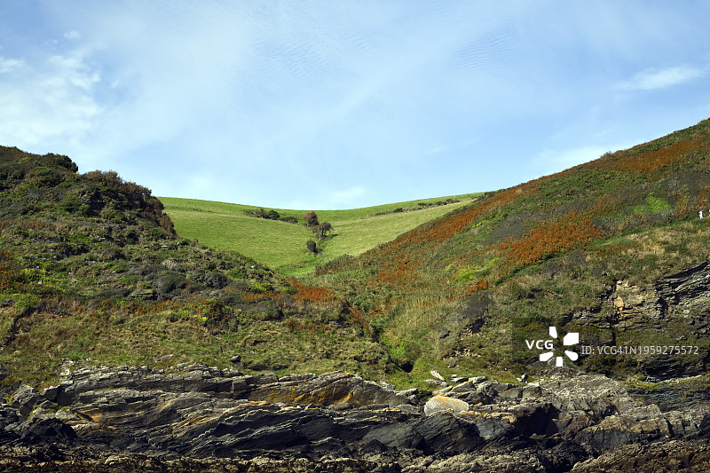 康沃尔波尔佩罗港口外的岩石海岸线图片素材