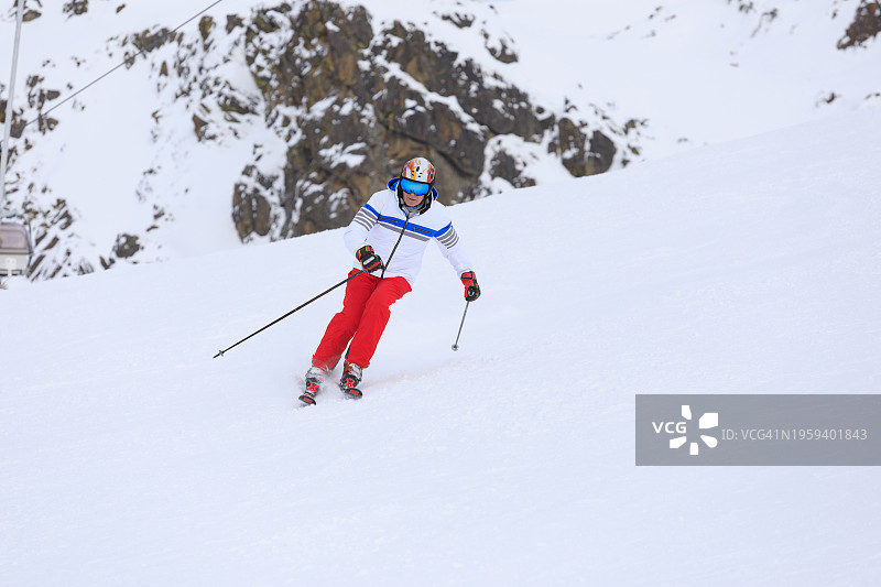 活力生活方式：年长的滑雪者在意大利多洛米蒂超级滑雪区享受滑雪图片素材