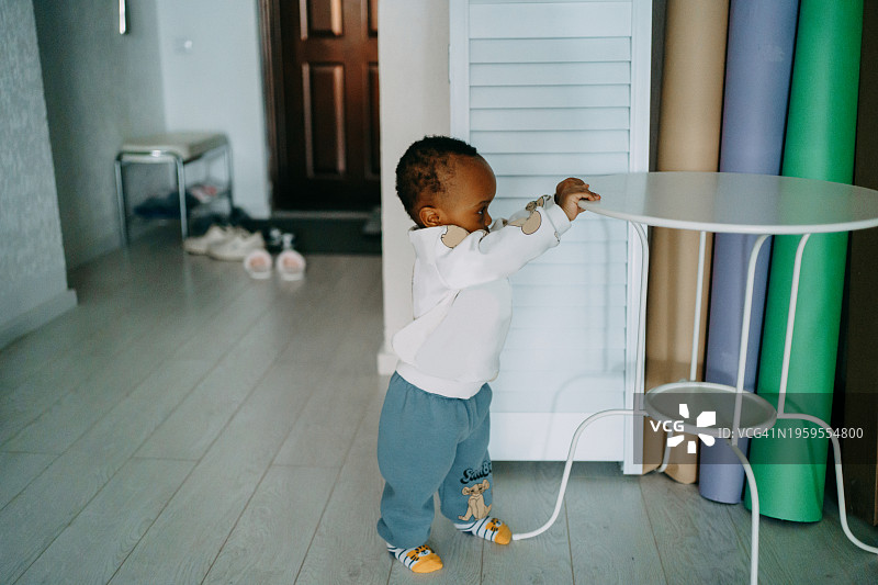 黑人男婴在家等爸爸下班图片素材