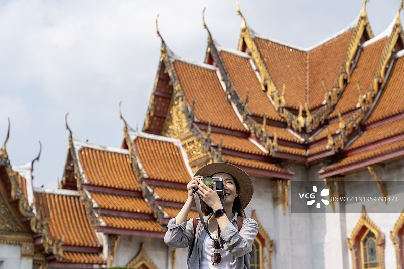 一名年轻女子在泰国曼谷云石寺拍照图片素材