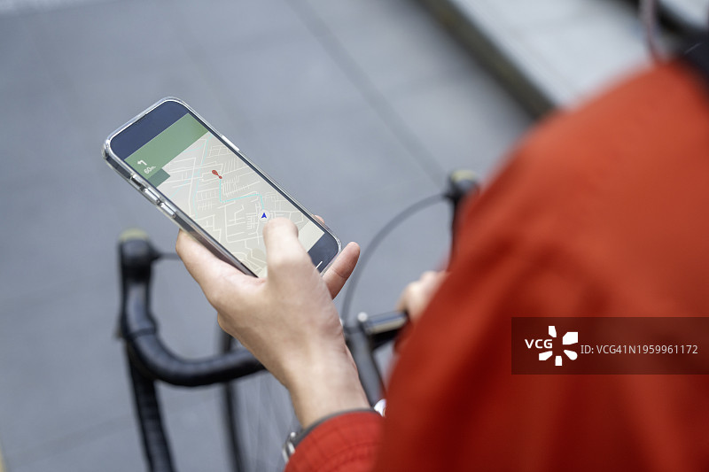 配送员在城市中查看手机App导航图片素材