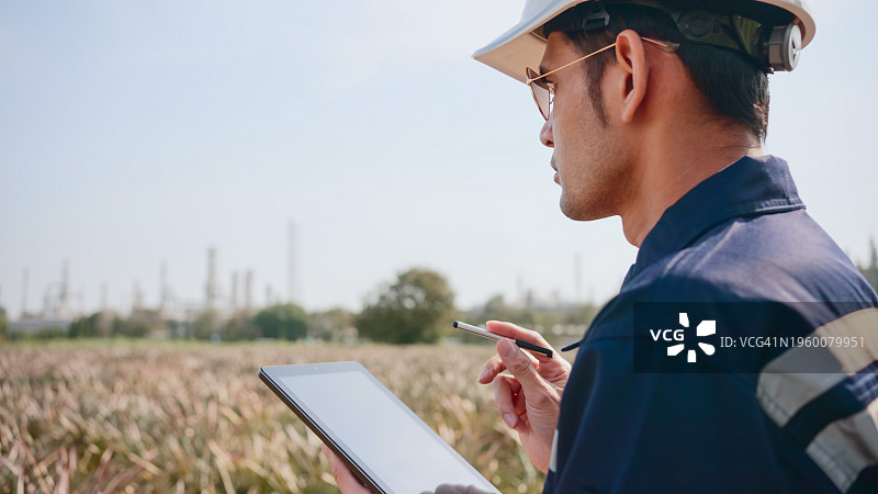 在炼油厂检查和工作讨论的白人或中东工程师图片素材