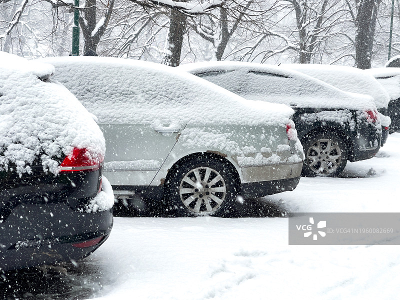 被雪覆盖的汽车图片素材