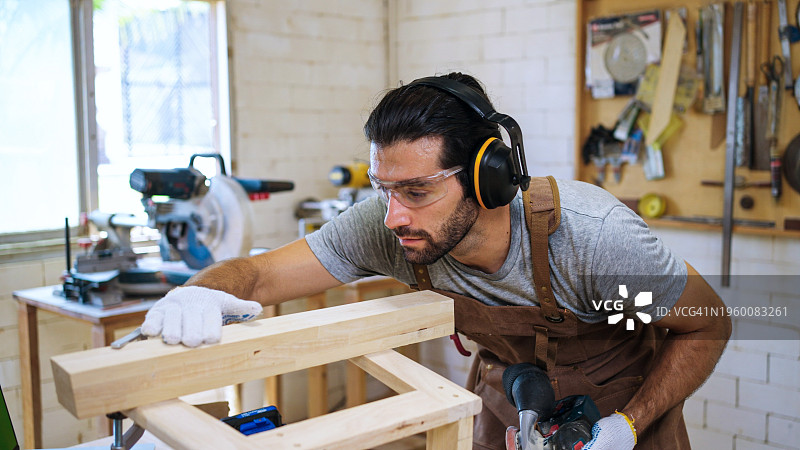 车间里的木匠图片素材