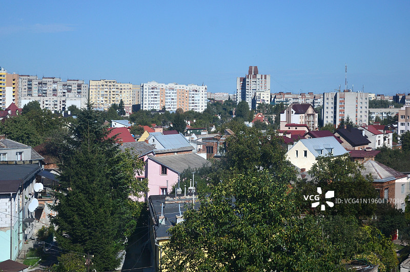 晴空下的城镇景观高角度视图图片素材