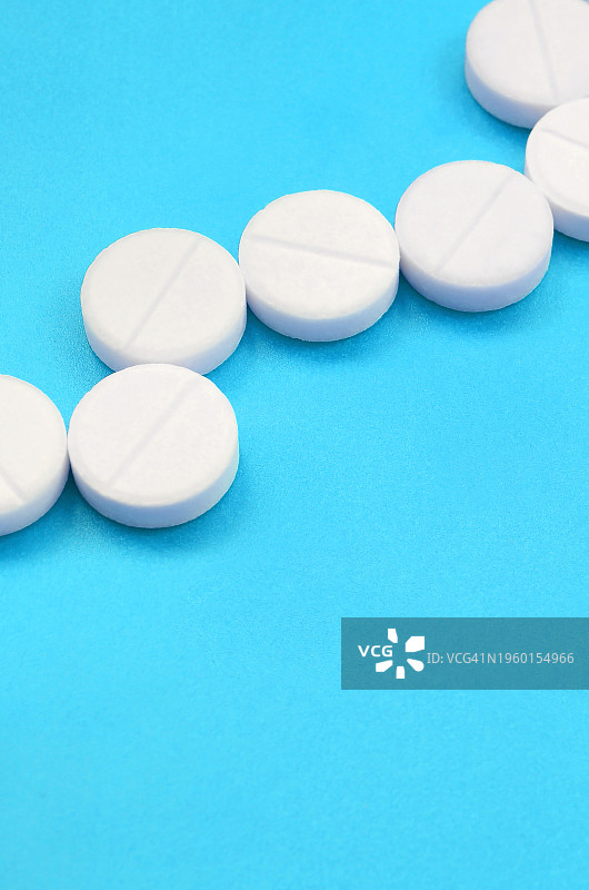 白色背景上的药丸特写图片素材