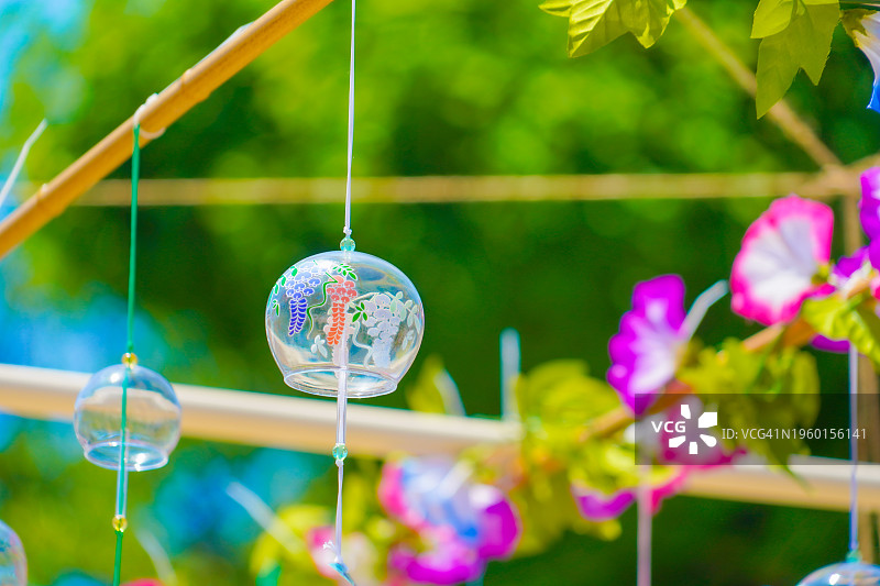 户外悬挂装饰品特写图片素材