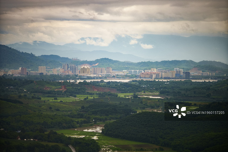 中国清盛边境：老挝大型赌场与城市风光图片素材