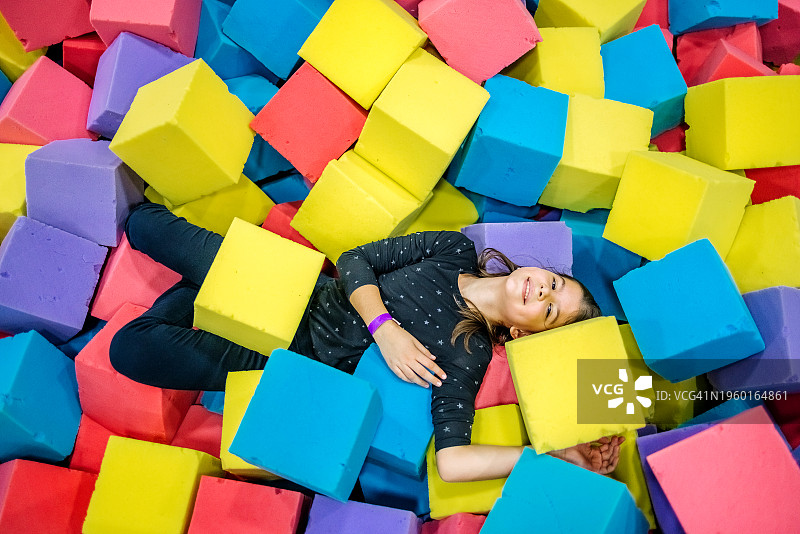 孩子们在室内游乐场玩海绵积木图片素材