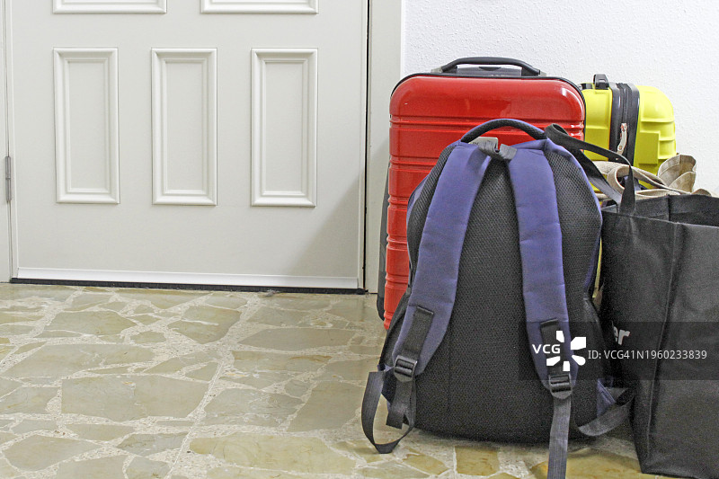 放置在家中大厅的行李图片素材