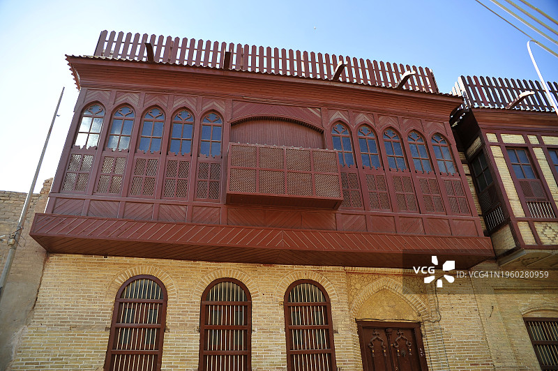 伊拉克建筑文化：巴士拉老城区的木制玛什拉比亚房屋图片素材