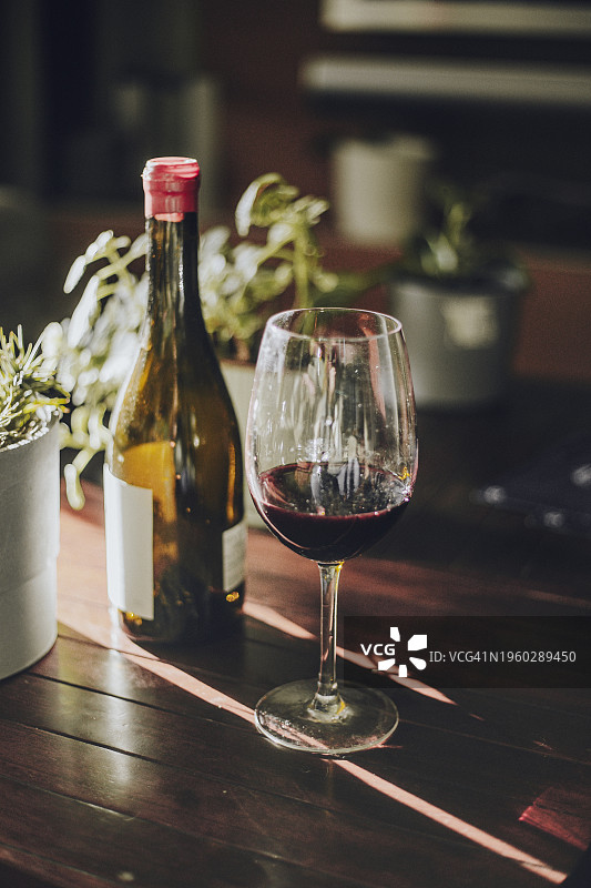 木桌上的红酒杯与酒瓶图片素材