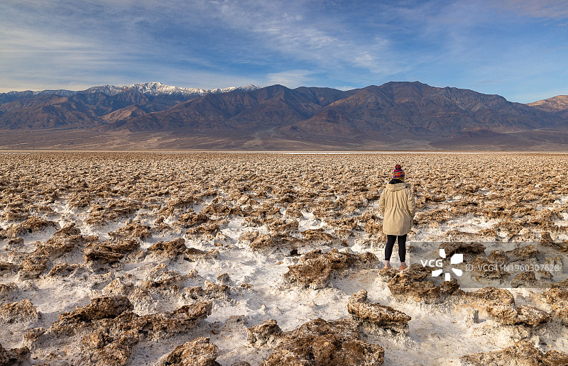 徒步穿越死亡谷国家公园的魔鬼高尔夫球场图片素材