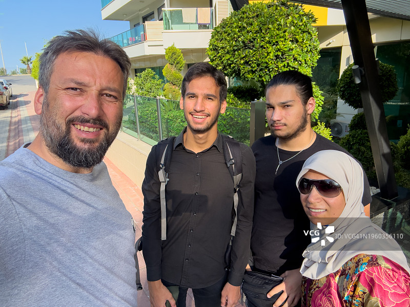 在度假旅游胜地的穆斯林家庭自拍图片素材