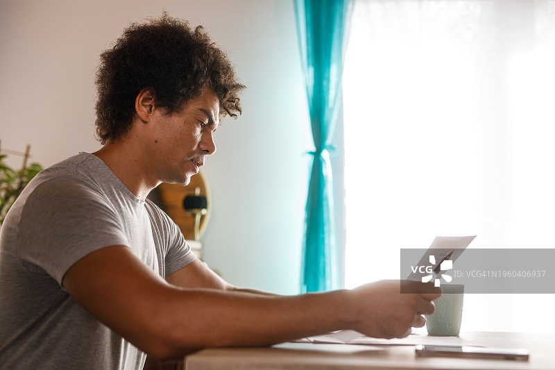 男人坐在桌旁，审查文件并签署合同图片素材