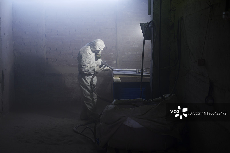 身穿防护服的喷砂工人图片素材