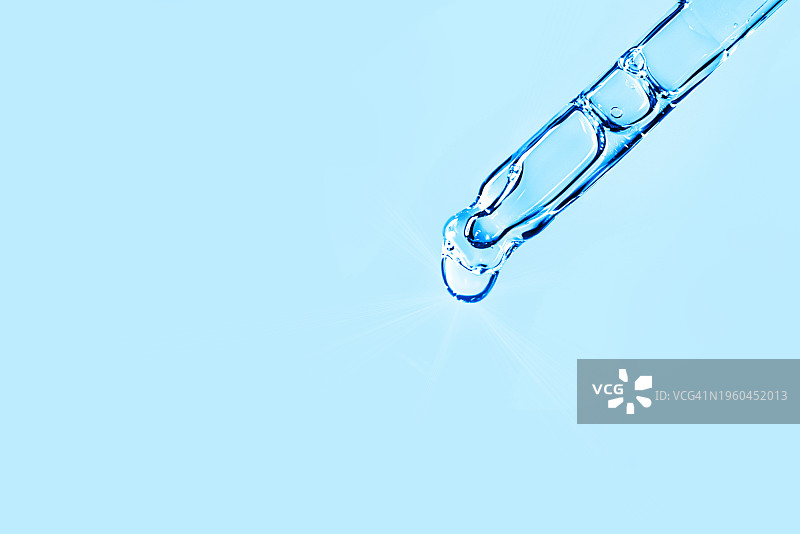 滴管特写：含氧气泡的精华液图片素材