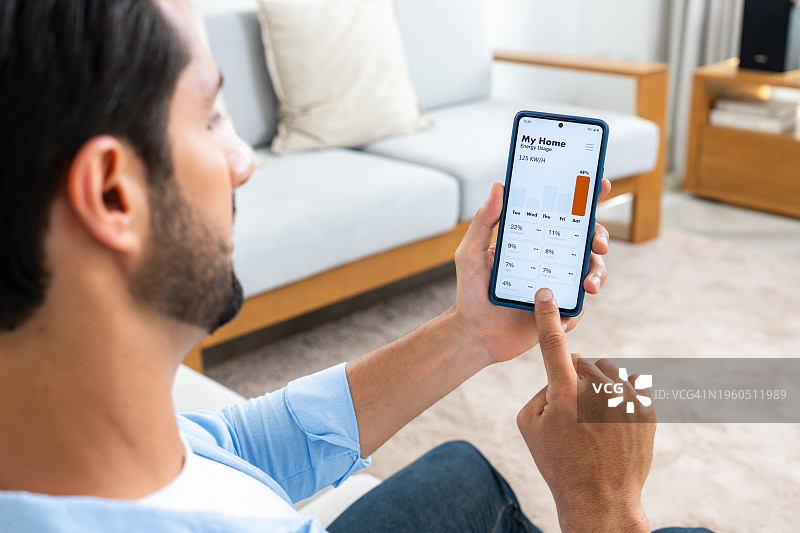 中年男子用手机追踪能源使用情况图片素材