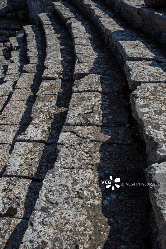 山中古老石制圆形剧场座位特写图片素材