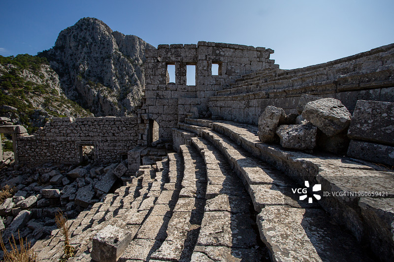 山中古老石制圆形剧场座位特写图片素材