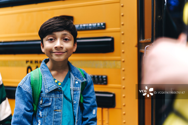 等待登上校车的儿童男孩肖像图片素材