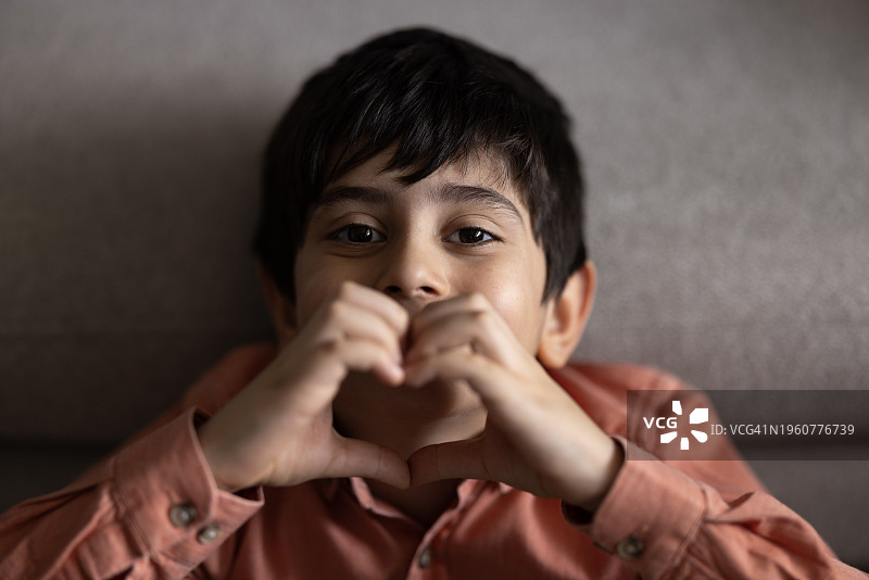 今天我向世界传递爱与幸福图片素材