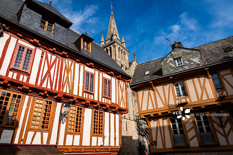 法国布列塔尼瓦纳的亨利四世广场半木结构房屋和圣皮埃尔大教堂图片素材