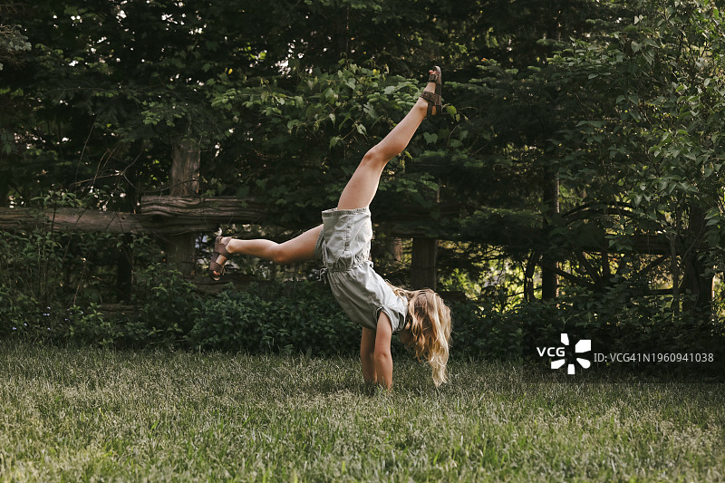 小女孩在花园里做体操图片素材