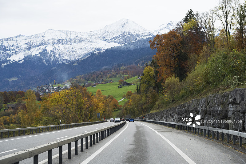 图恩附近的雪山和公路图片素材