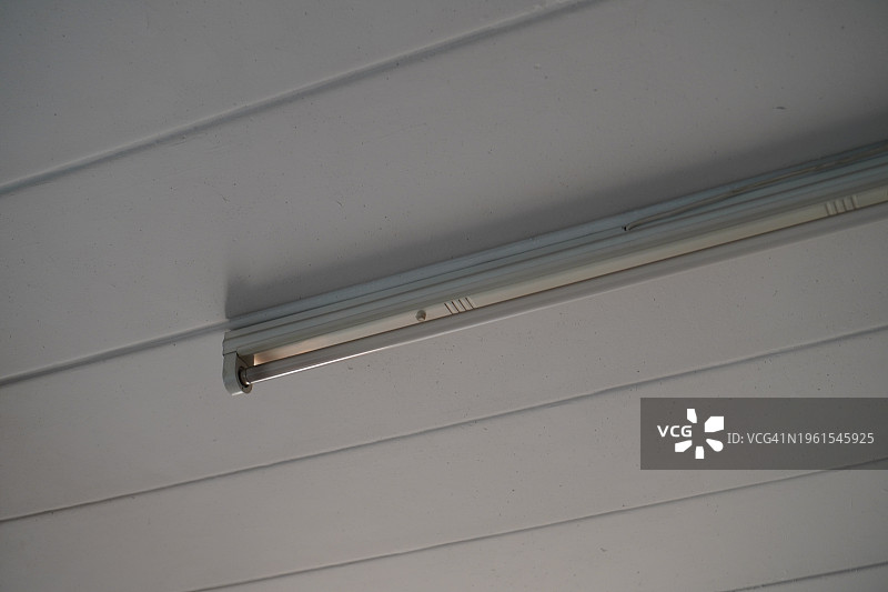 安装在天花板上的荧光灯图片素材