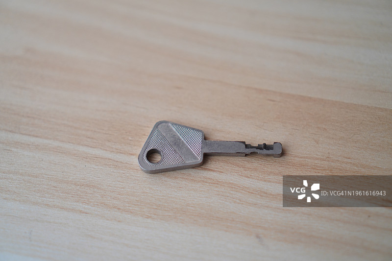 放在木桌上的钥匙图片素材
