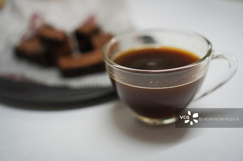 透明玻璃杯装热巧克力图片素材